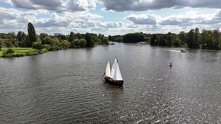 Luftbildaufnahme von Segelkutter auf See