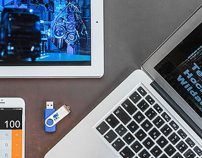 Laptop, Smartphone und Tablet auf einem Tisch