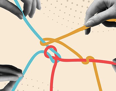 Die Collage zeigt vier ausgeschnittene schwarz-weiße Fotos von menschlichen Händen. Diese halten jeweils bunte Fäden, die sich in der Bildmitte treffen und verknoten.