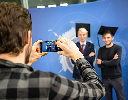 Foto mit dem Smartphone von Absolventen bei der Verabschiedung 2022
