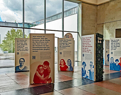 Roll-ups zum Thema Inklusion in einem Ausstellungsraum