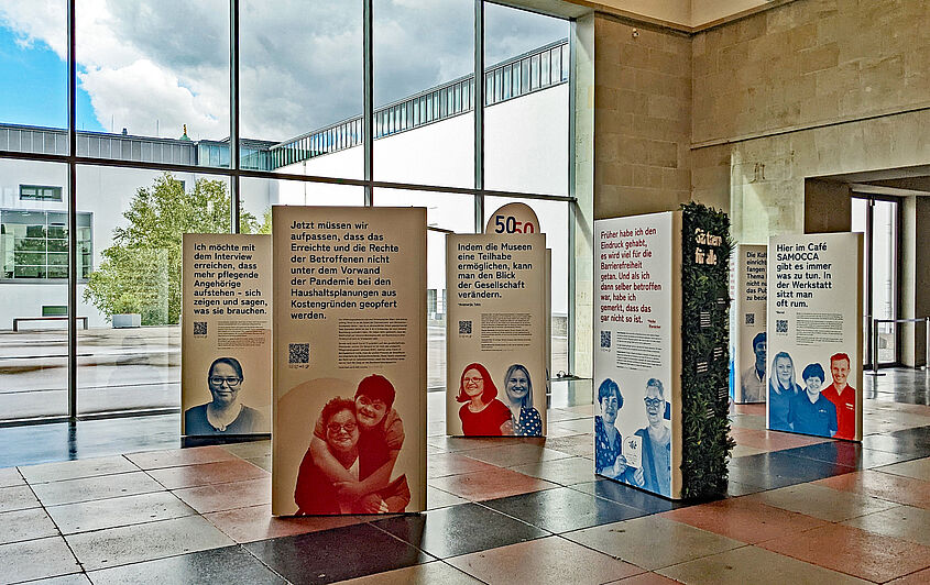 Roll-ups zum Thema Inklusion in einem Ausstellungsraum