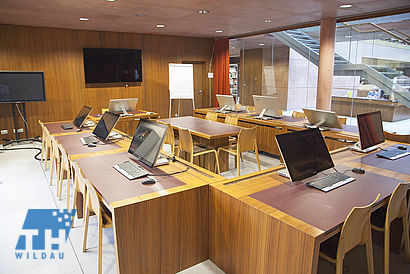 Die Mediathek, ein Computergruppenarbeitsraum in der Hochschulbibliothek der TH Wildau