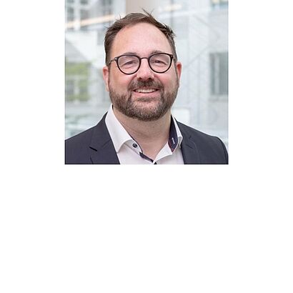 Porträt von Prof. Ralf Lottmann im schwarzen Sakko