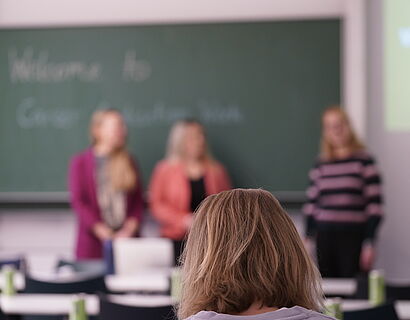 Begrüßung im Workshop, Referentinnen und Organisatorin zu sehen