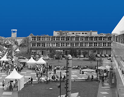 Campus vor Haus 16 auf blauem Hintergrund