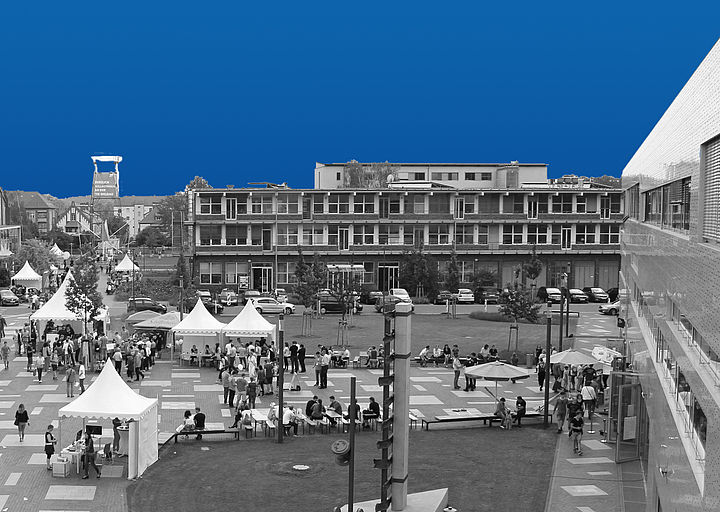 Campus vor Haus 16 auf blauem Hintergrund
