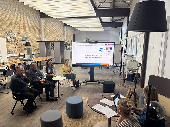 Ansicht von den vier Alumni und zwei Teilnehmerinnen im Planum des Events THtalk Alumni x Studi.