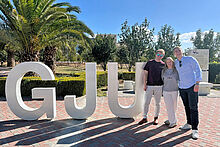 Gruppenbild mit 3 Studierenden