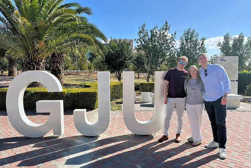 Gruppenbild mit 3 Studierenden