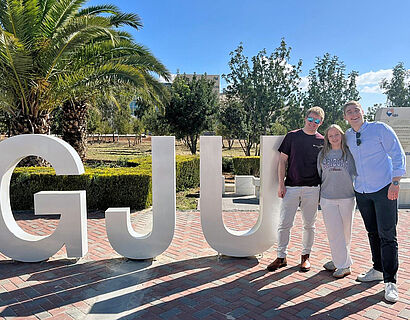 Gruppenbild mit 3 Studierenden