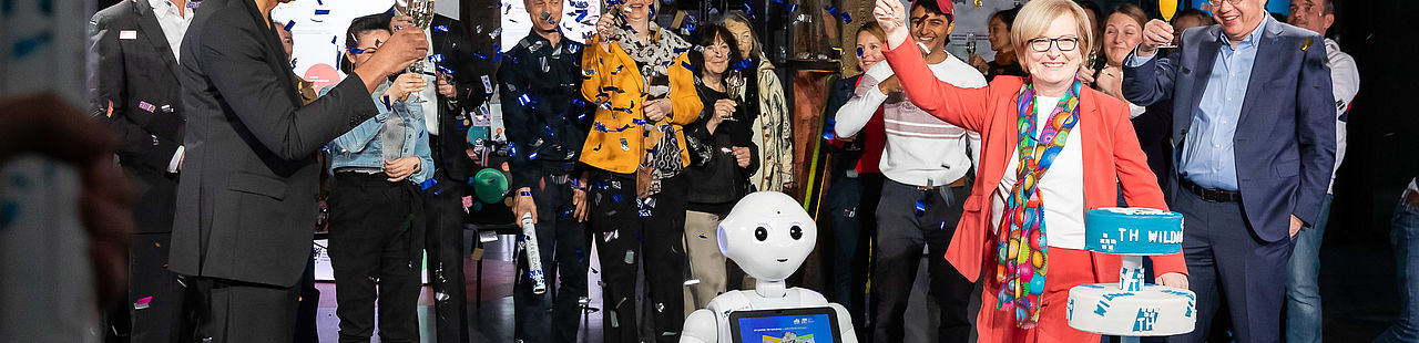 Cherno Jobatey, Roboter Bernd, Prof. Ulrike Tippe und Gäste bei der Jubiläumsfeier zum 30. Geburtstag