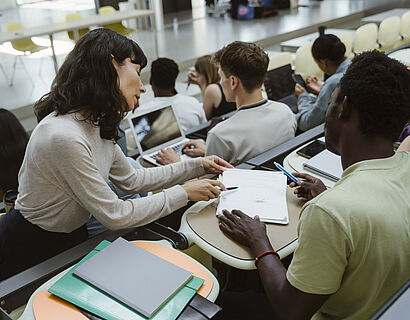 Erklärsituation zwischen Lehrkraft und Student in einem Hörsall der TH Wildau