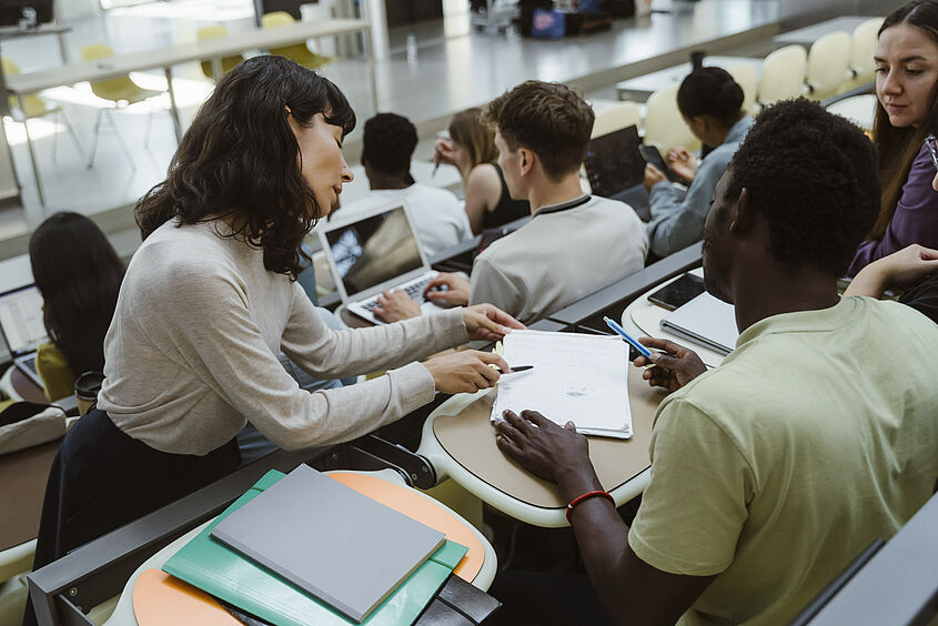 Studium Erklärsituation zwischen Lehrkraft und Student in einem Hörsall der TH Wildau