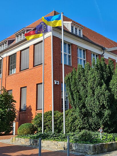 HAUS 13 UND FLAGGEN