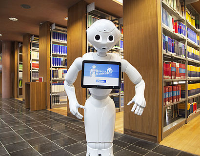 Pepper Roboter in der Bibliothek